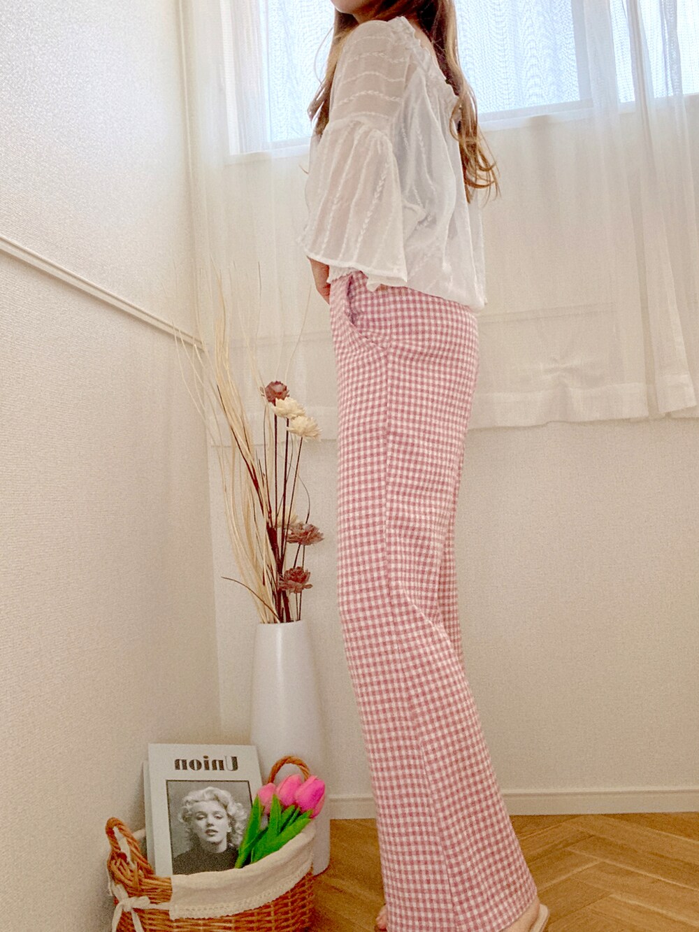 ピンク系のその他パンツ、ベージュ系のサンダルを着用したレディースの夏コーディネートの2枚目の写真