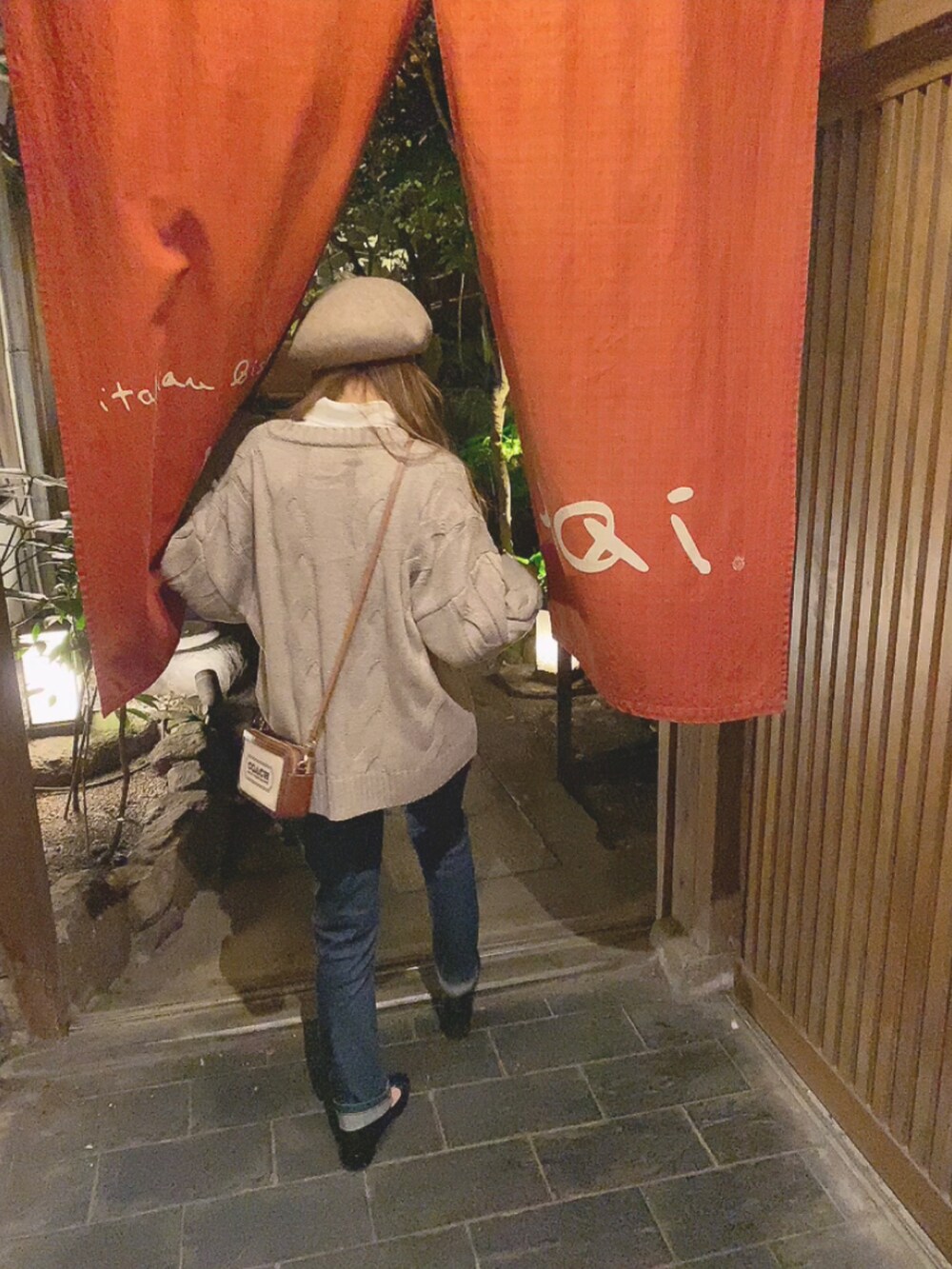 ブラウン系のカーディガン/ボレロ、ブルー系のデニムパンツ、ブラック系のバレエシューズを着用したレディースの秋コーディネートの2枚目の写真