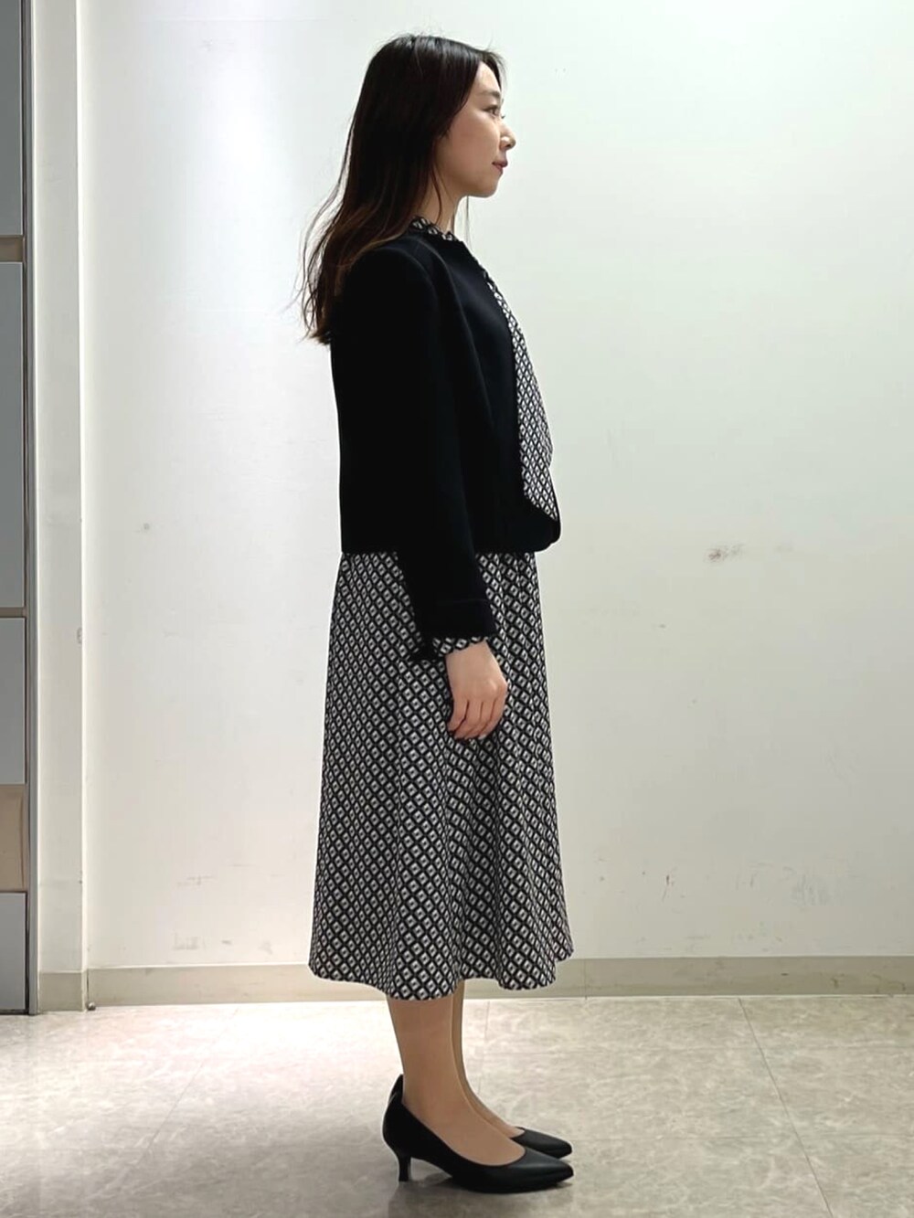 「ワンピーススタイル、入学式、オフィススタイル、キレイめ、きちんとスタイル、ワーキングマザー、お仕事コーデ、セレモニー、オケージョン」｜「UNTITLEDの【通勤きれいめ】ビンテージ風ジオメ柄 ボウタイワンピース＜洗える／ウエストゴム＞（ワンピース、ブラック系）」を使った、UNTITLEDさん（レディース・149cm）の春コーディネートの3枚目の写真