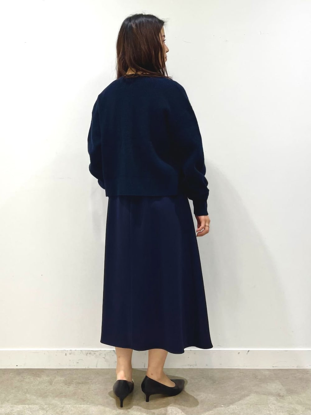 「シンプルコーデ、ママコーデ、ワーママコーデ、ママファッション、学校行事、学校、入学式、卒業式、キレイめ、上品」｜「UNTITLEDの【大人フェミニン】パール調ニットカーディガン＜通勤／きれいめ＞（カーディガン/ボレロ、ブルー系）」を使った、UNTITLEDさん（レディース・156cm）の冬コーディネートの4枚目の写真