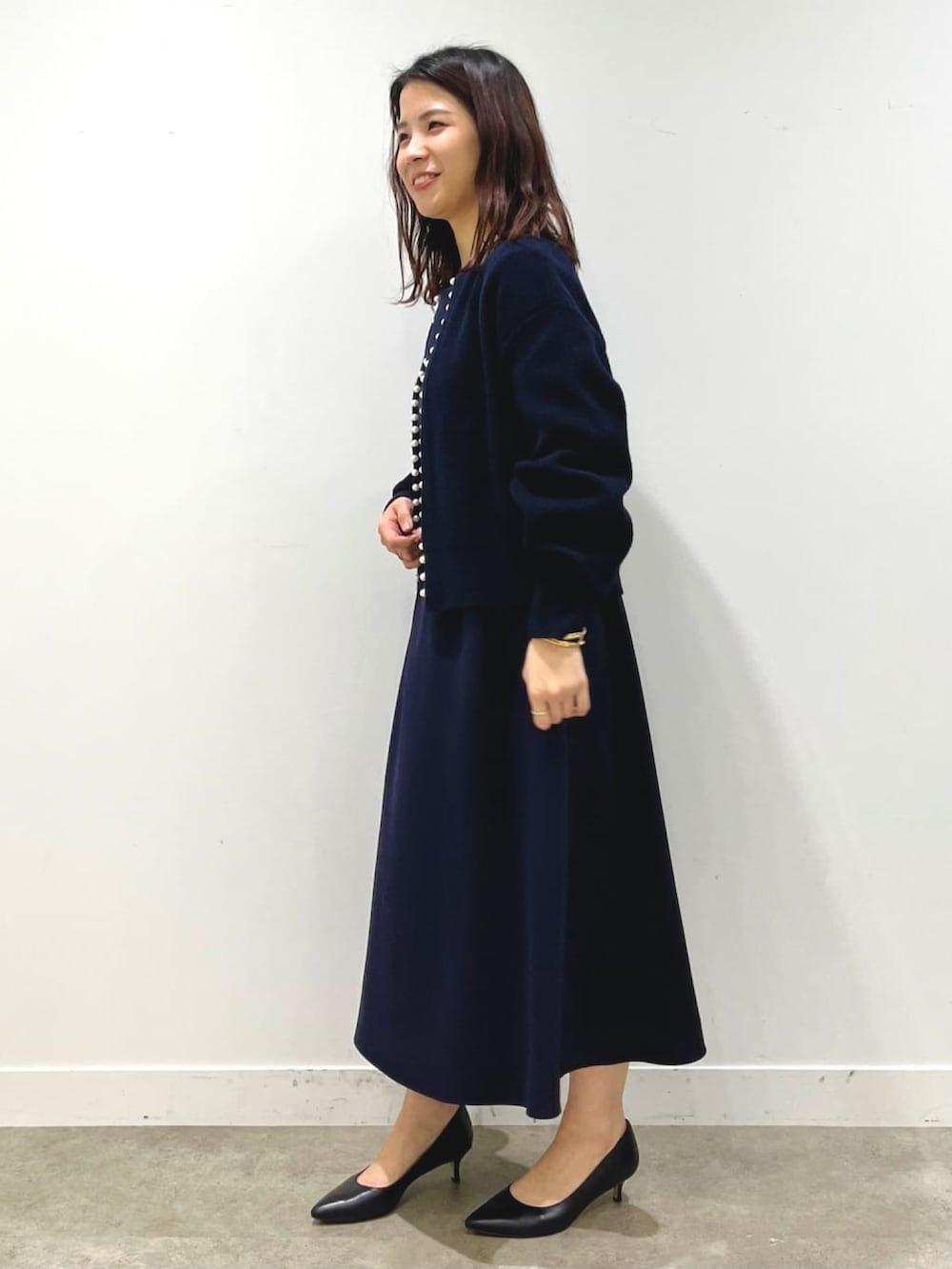 「シンプルコーデ、ママコーデ、ワーママコーデ、ママファッション、学校行事、学校、入学式、卒業式、キレイめ、上品」｜「UNTITLEDの【大人フェミニン】パール調ニットカーディガン＜通勤／きれいめ＞（カーディガン/ボレロ、ブルー系）」を使った、UNTITLEDさん（レディース・156cm）の冬コーディネートの5枚目の写真
