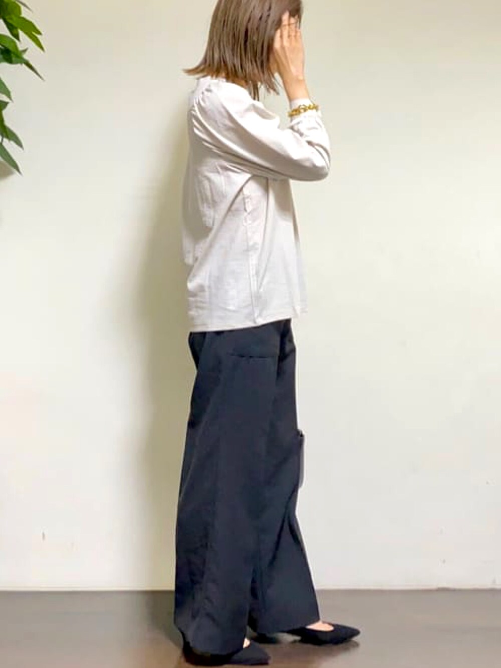 「シンプル、初秋コーデ、オトナ女子、キレイめコーデ、パワーショルダー、美脚効果、ストレッチパンツ、きれいめコーディネート、キレイめ、パワショル」｜「UNTITLEDの【旬トップス】ジャカードストライプ ジャージカットソー＜洗える／コットン混＞（Tシャツ/カットソー、グレー系）」を使った、UNTITLEDさん（レディース・155cm）の秋コーディネートの3枚目の写真