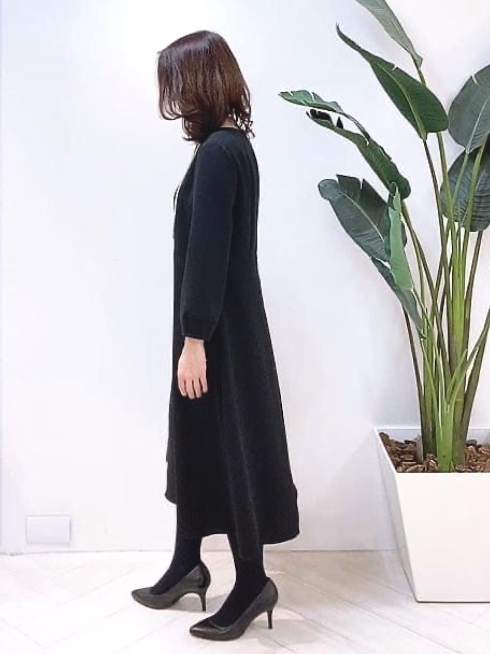 「セレモニー、学校、卒業式、入学式、レセプション、きちんとスタイル、ワーママコーデ、卒園式、入園式、お宮参り」｜「UNTITLEDの【学校行事／セレモニー】ジョーゼット フィット＆フレアワンピース＜SETUP可能／入卒＞（ワンピース、ブラック系）」を使った、UNTITLEDさん（レディース・160cm）の冬コーディネートの2枚目の写真