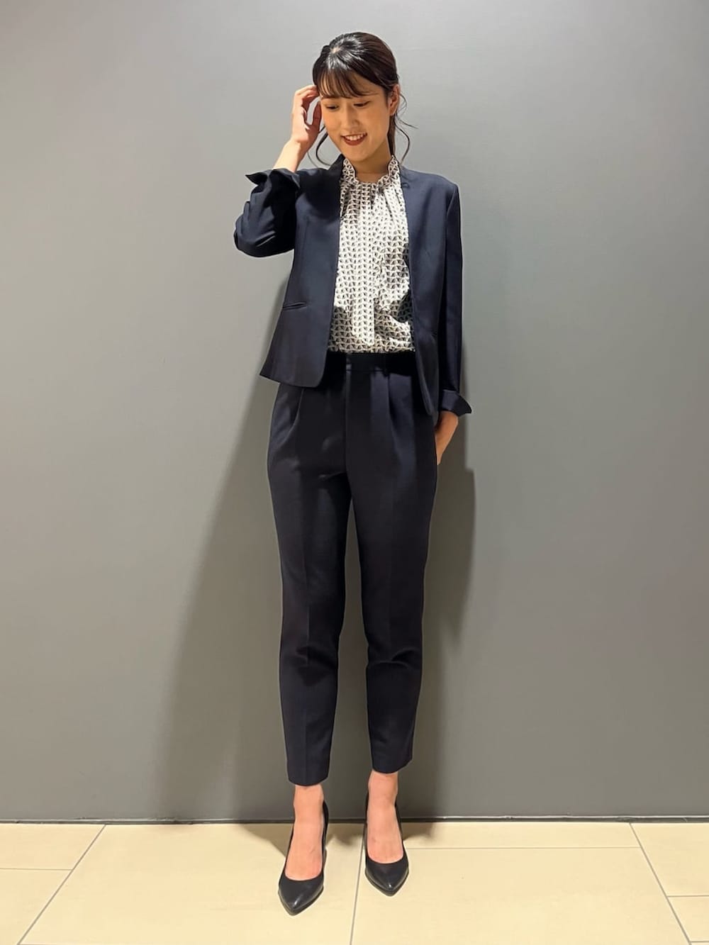 「173cm、お仕事コーデ、お仕事、通勤コーデ、通勤スタイル、通勤穿搭、オフィススタイル、office style、Suit、パンツスーツ」｜「UNTITLEDの【SETUP可能／洗える】クリスピーオックス テーラードジャケット（テーラードジャケット、ブルー系）」を使った、UNTITLEDさん（レディース・173cm）の夏コーディネートの2枚目の写真