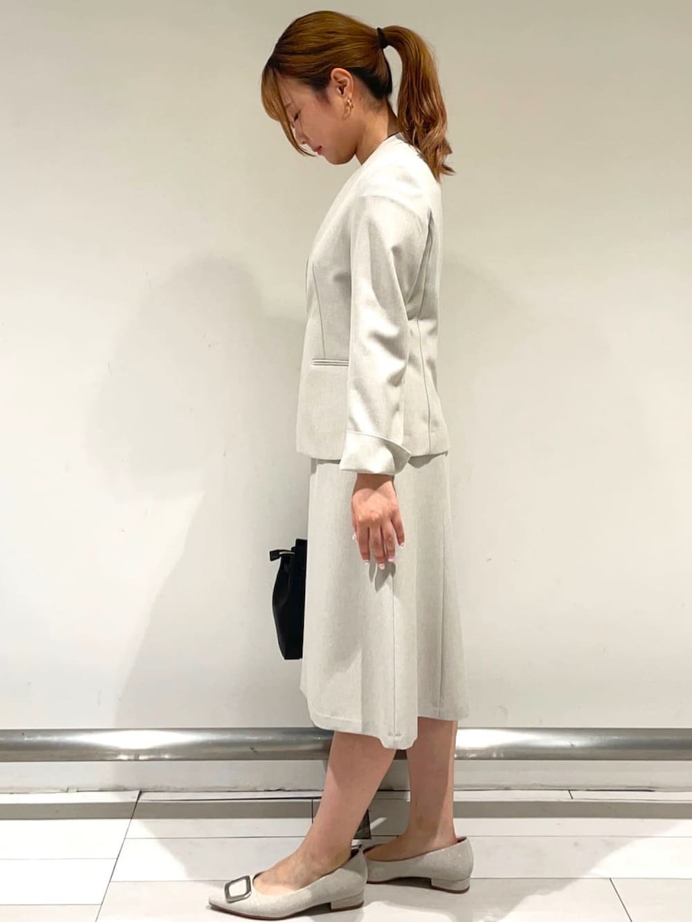 「キレイめコーデ、淡色コーデ、通勤コーデ、お仕事コーデ、仕事着、オフィススタイル、156cm」｜「UNTITLEDのクリスピーオックスジャケット（ノーカラージャケット、ベージュ系）」を使った、UNTITLEDさん（レディース・156cm）の夏コーディネートの3枚目の写真