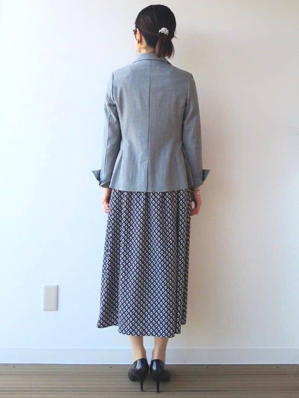 「春服コーデ、オフィススタイル、会食、式典、きちんとスタイル、きれいめコーディネート、キレイめコーデ、通勤コーデ、学校行事」｜「UNTITLEDの【通勤きれいめ】ビンテージ風ジオメ柄 ボウタイワンピース＜洗える／ウエストゴム＞（ワンピース、ブラック系）」を使った、UNTITLEDさん（レディース・163cm）の春コーディネートの3枚目の写真