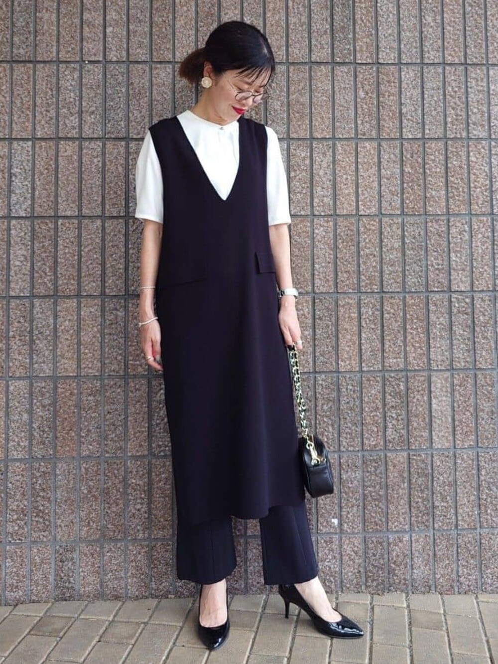 ブラック系のワンピース、ブラック系のその他パンツを着用したレディースの夏コーディネートの2枚目の写真