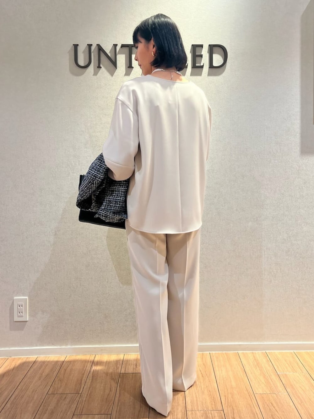 「シンプルスタイル、オケージョン、セレモニー、入学式、卒業式、レセプション、結婚式、二次会、きちんとスタイル、ワーママコーデ、セットアップ」｜「UNTITLEDの【通勤／フォーマル】きれいめ ボリューム袖ブラウス＜SETUP可能／洗える＞（シャツ/ブラウス、ベージュ系）」を使った、UNTITLEDさん（レディース・158cm）の冬コーディネートの3枚目の写真