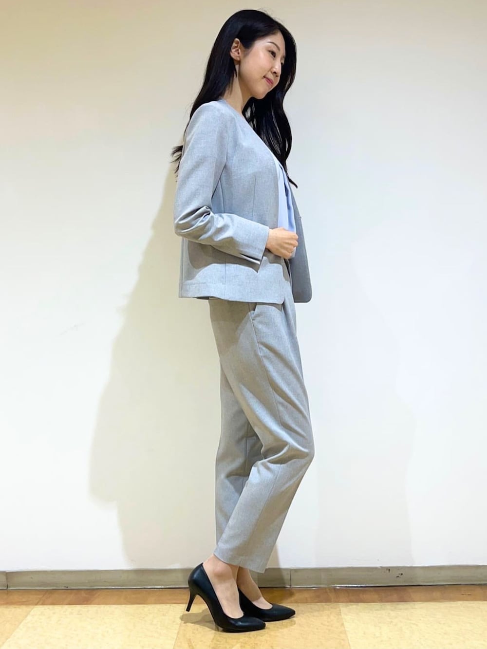 「168cm、お仕事コーデ、通勤コーデ、通勤スタイル、通勤穿搭、オフィススタイル、office style、Suit、パンツスーツ、スーツスタイル」｜「UNTITLEDのクリスピーオックスジャケット（ノーカラージャケット、グレー系）」を使った、UNTITLEDさん（レディース・168cm）の夏コーディネートの2枚目の写真