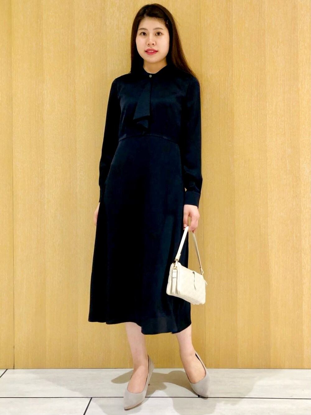「学校行事、きちんとスタイル、ネイビー、七五三、オフィススタイル、キレイめ、秋服準備はじめました、ワンピーススタイル、きれいめコーディネート、ワンピース、アンタイトル」｜「UNTITLEDのシルデューサテン ワンピース（ワンピース、ブルー系）」を使った、UNTITLEDさん（レディース・163cm）の夏コーディネートの2枚目の写真