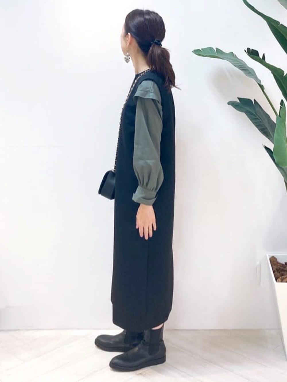 「シンプル、初秋コーデ、オトナ女子、大人カジュアル、ブラック、カーキ、デザイントップス、キレイめ、きれいめコーディネート」｜「UNTITLEDの【1枚で着映え】フェミニン ラッフルブラウス＜洗える＞（シャツ/ブラウス、グリーン系）」を使った、UNTITLEDさん（レディース・160cm）の秋コーディネートの3枚目の写真