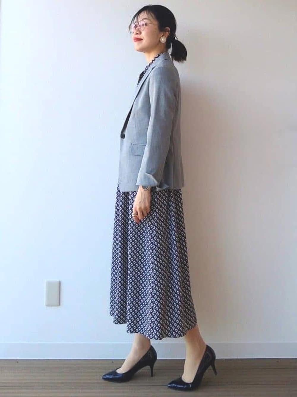 「春服コーデ、オフィススタイル、会食、式典、きちんとスタイル、きれいめコーディネート、キレイめコーデ、通勤コーデ、学校行事」｜「UNTITLEDの【通勤きれいめ】ビンテージ風ジオメ柄 ボウタイワンピース＜洗える／ウエストゴム＞（ワンピース、ブラック系）」を使った、UNTITLEDさん（レディース・163cm）の春コーディネートの2枚目の写真
