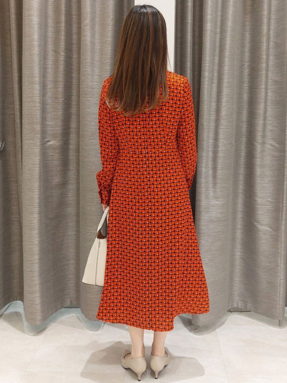 「秋服準備はじめました、おでかけコーデ、ワンピーススタイル、ワンピース、アンタイトル、キレイめ、きちんとスタイル」｜「UNTITLEDのミニヨンスクエアプリント ワンピース（ワンピース、レッド系）」を使った、UNTITLEDさん（レディース・158cm）の夏コーディネートの4枚目の写真