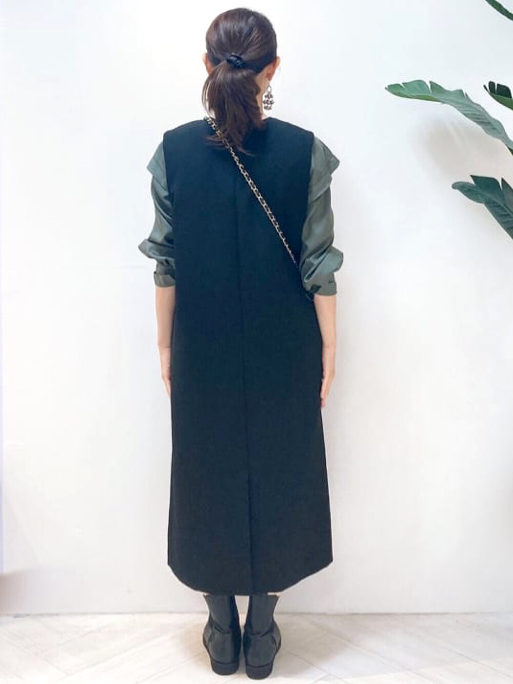 「シンプル、初秋コーデ、オトナ女子、大人カジュアル、ブラック、カーキ、デザイントップス、キレイめ、きれいめコーディネート」｜「UNTITLEDの【1枚で着映え】フェミニン ラッフルブラウス＜洗える＞（シャツ/ブラウス、グリーン系）」を使った、UNTITLEDさん（レディース・160cm）の秋コーディネートの4枚目の写真