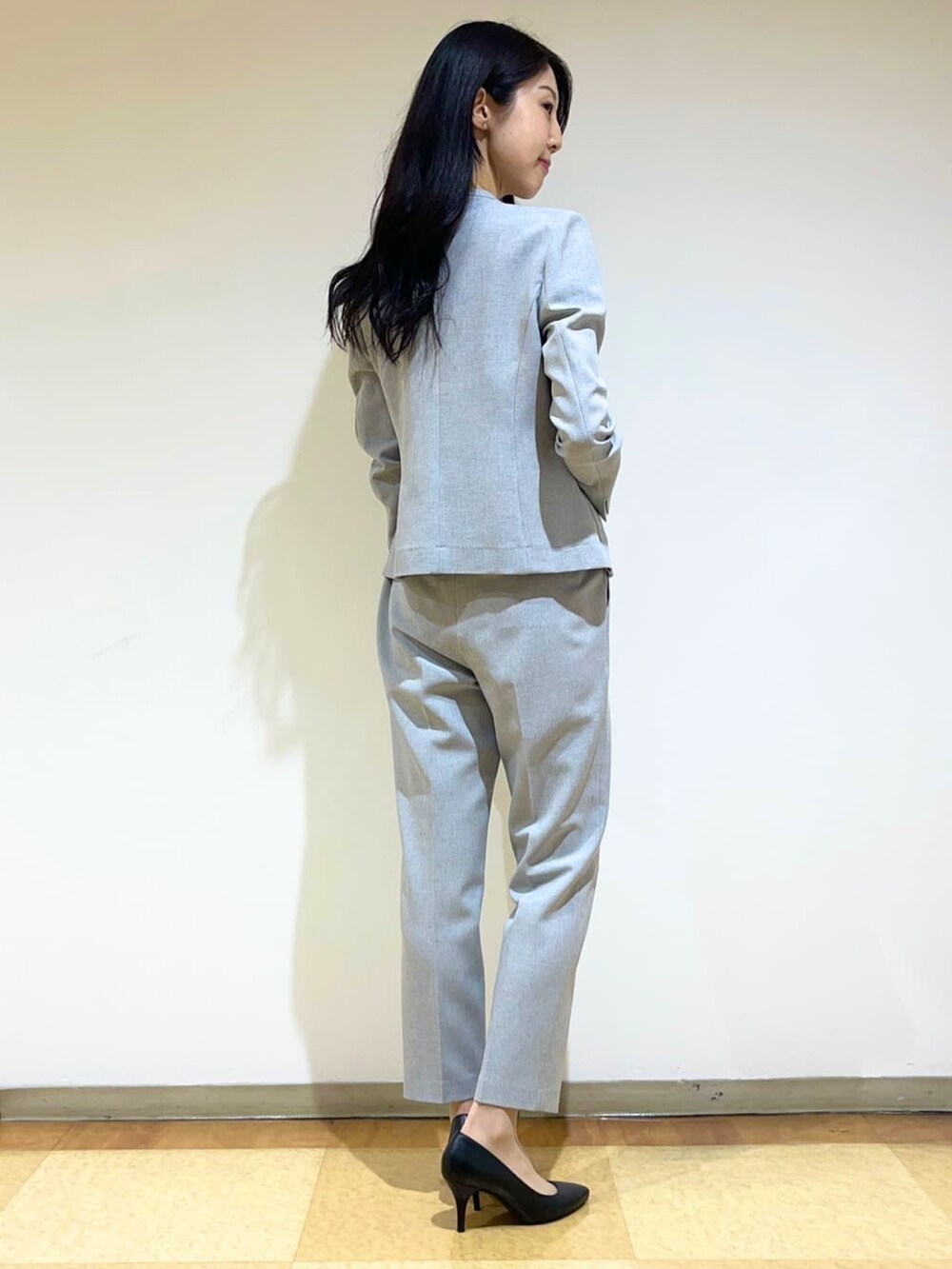 「168cm、お仕事コーデ、通勤コーデ、通勤スタイル、通勤穿搭、オフィススタイル、office style、Suit、パンツスーツ、スーツスタイル」｜「UNTITLEDのクリスピーオックスジャケット（ノーカラージャケット、グレー系）」を使った、UNTITLEDさん（レディース・168cm）の夏コーディネートの3枚目の写真