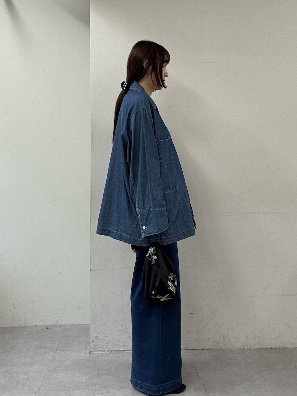 ブルー系のシャツ/ブラウス、ブラック系のキャミソール、ブルー系のデニムパンツを着用したレディースの春コーディネートの2枚目の写真