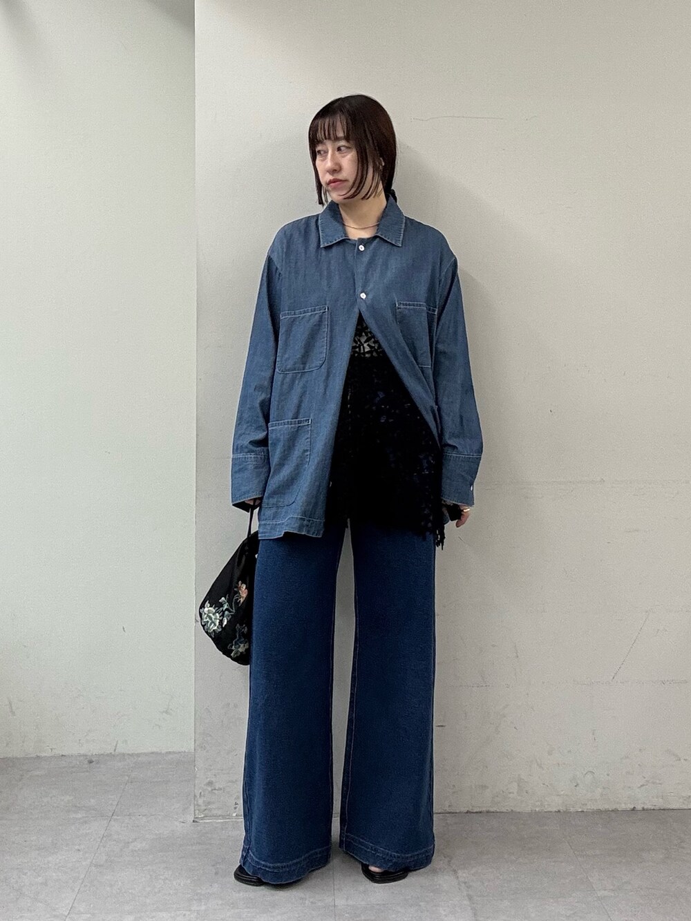 ブルー系のシャツ/ブラウス、ブラック系のキャミソール、ブルー系のデニムパンツを着用したレディースの春コーディネートの4枚目の写真