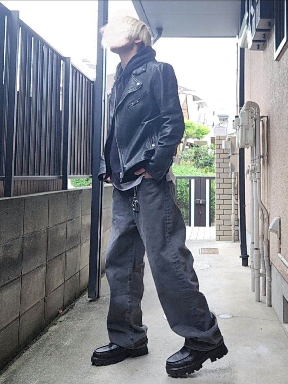 「ファッションを楽しもう、ブラックコーデ、ライダースジャケット、ダブルライダース、キーリング、厚底シューズ、冬コーデ、オトナカジュアル、レイヤードスタイル、デニムジャケット、いいね、save、フォローお願いします🤑、モノトーン、GU、カジュアルコーデ、休日スタイル」｜「UNITED TOKYOのラムレザーダブルジャケット（ライダースジャケット、ブラック系）」を使った、ゆぴとーにさん（メンズ・171cm）の秋コーディネートの2枚目の写真