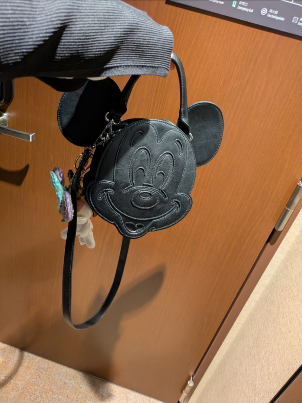 ホワイト系のその他パンツ、ブラック系のワンピース、ブラック系のショルダーバッグを着用したレディースの冬コーディネートの2枚目の写真