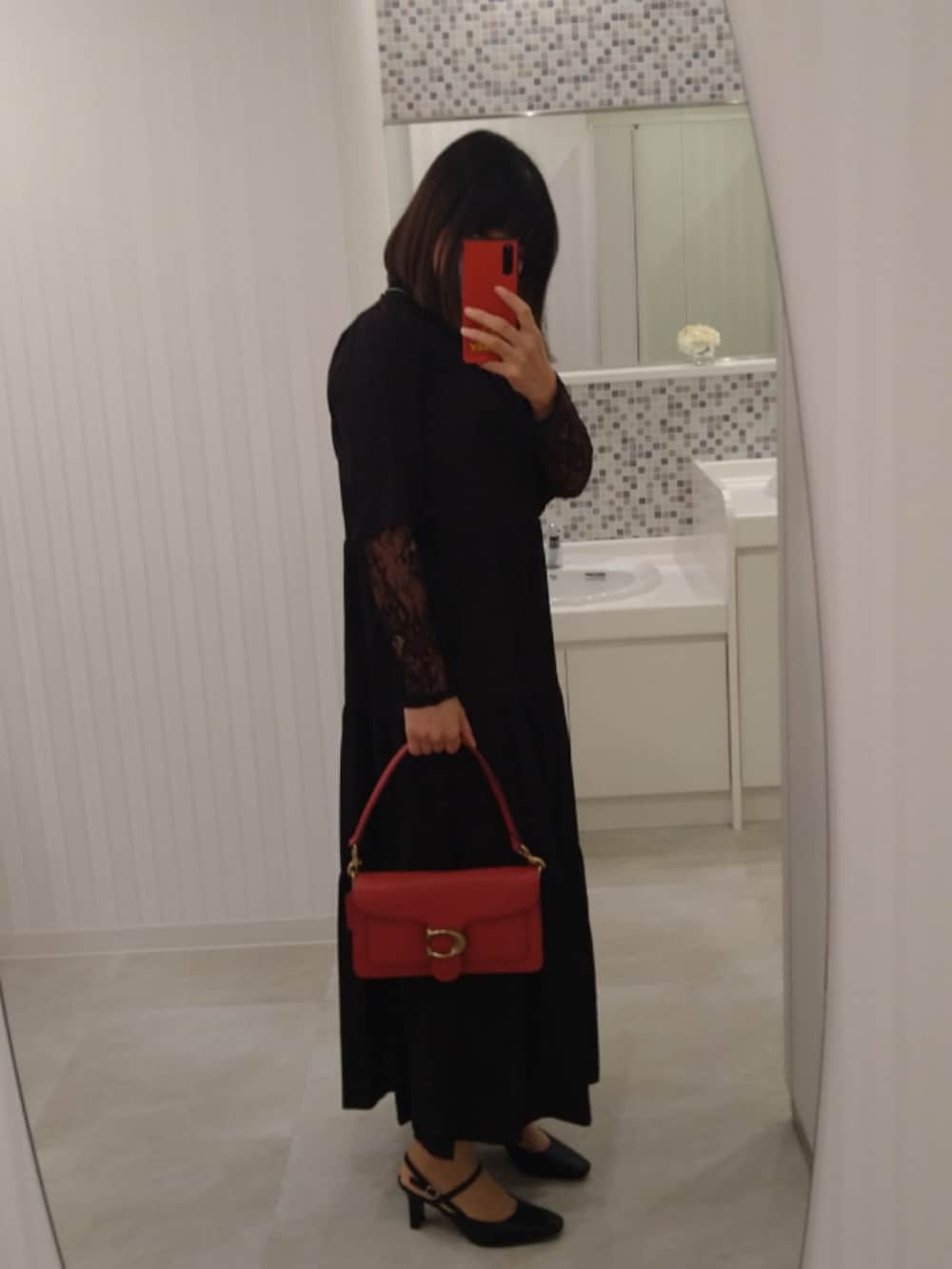 「シンプルコーデ、おでかけコーデ、ワンピース、赤、ショルダーバッグ、パンプス、レース、レイヤードスタイル、結婚式」｜「COACHのタビー　ショルダーバック（ショルダーバッグ、レッド系）」を使った、うまさんさん（レディース・155cm）の冬コーディネートの2枚目の写真