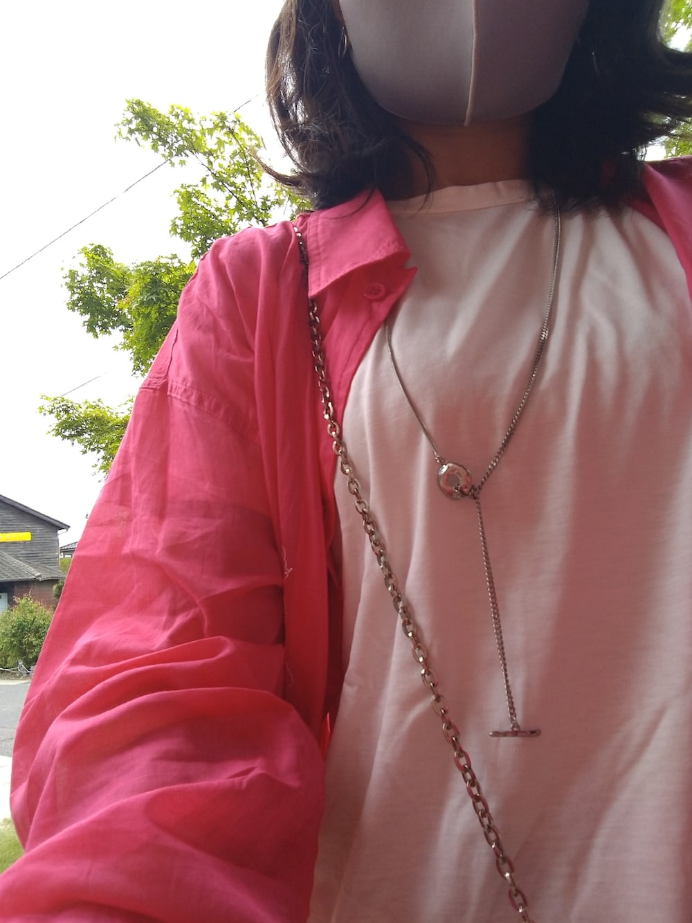 ブラック系のスウェットパンツ、ブラック系のスニーカー、ホワイト系のTシャツ/カットソーを着用したレディースの春コーディネートの2枚目の写真