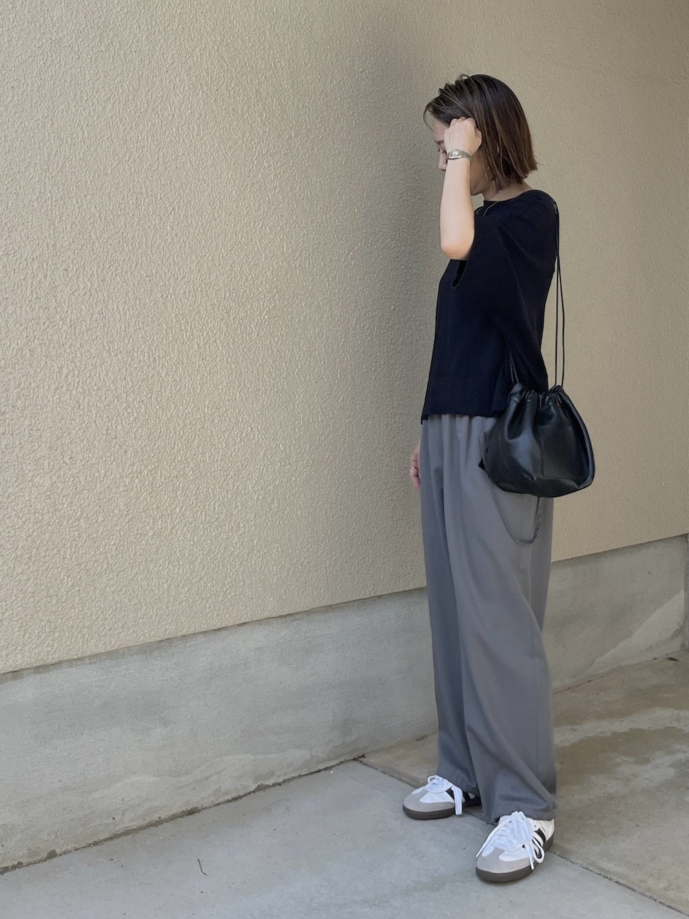 グレー系のその他パンツ、ホワイト系のショルダーバッグ、ホワイト系のスニーカーを着用したレディースの秋コーディネートの2枚目の写真