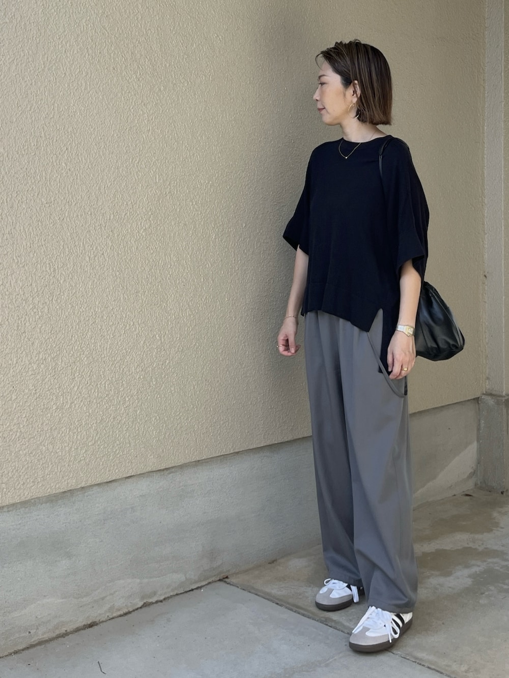 グレー系のその他パンツ、ホワイト系のショルダーバッグ、ホワイト系のスニーカーを着用したレディースの秋コーディネートの3枚目の写真