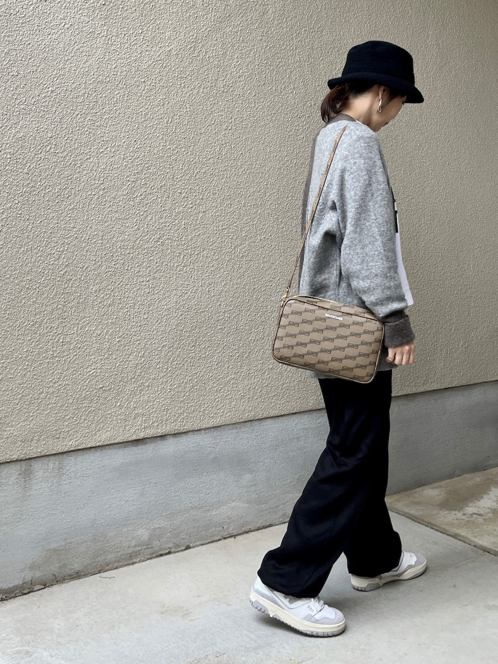 グレー系のカーディガン/ボレロ、ブラック系のカーゴパンツ、ベージュ系のショルダーバッグを着用したレディースの秋コーディネートの2枚目の写真