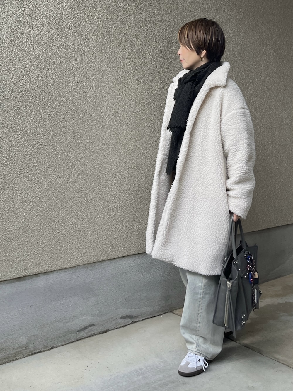 「冬コーデ、ボア、デニム、シンプル、シンプルコーデ、大人カジュアル、大人女子、モノトーン、着回しコーデ、GU、低身長、ショートヘア、40代ファッション、アラフォー、アラフィフ」｜「GUのアイテム（デニムパンツ、ブルー系）」を使った、jemilemoさん（レディース・153cm）の冬コーディネートの2枚目の写真