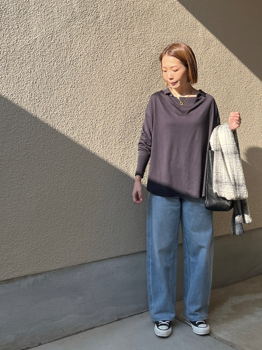 「休日コーデ、シンプル、パンツコーデ、大人ファッション、低身長女子、デニムコーデ、低身長、ブルー、チェック柄、オトナカジュアル、大人カジュアル、converse、アラフォー、アラフィフ、40代ファッション」｜「GALERIE VIEのアイテム（トップス、ブルー系）」を使った、jemilemoさん（レディース・153cm）の秋コーディネートの2枚目の写真