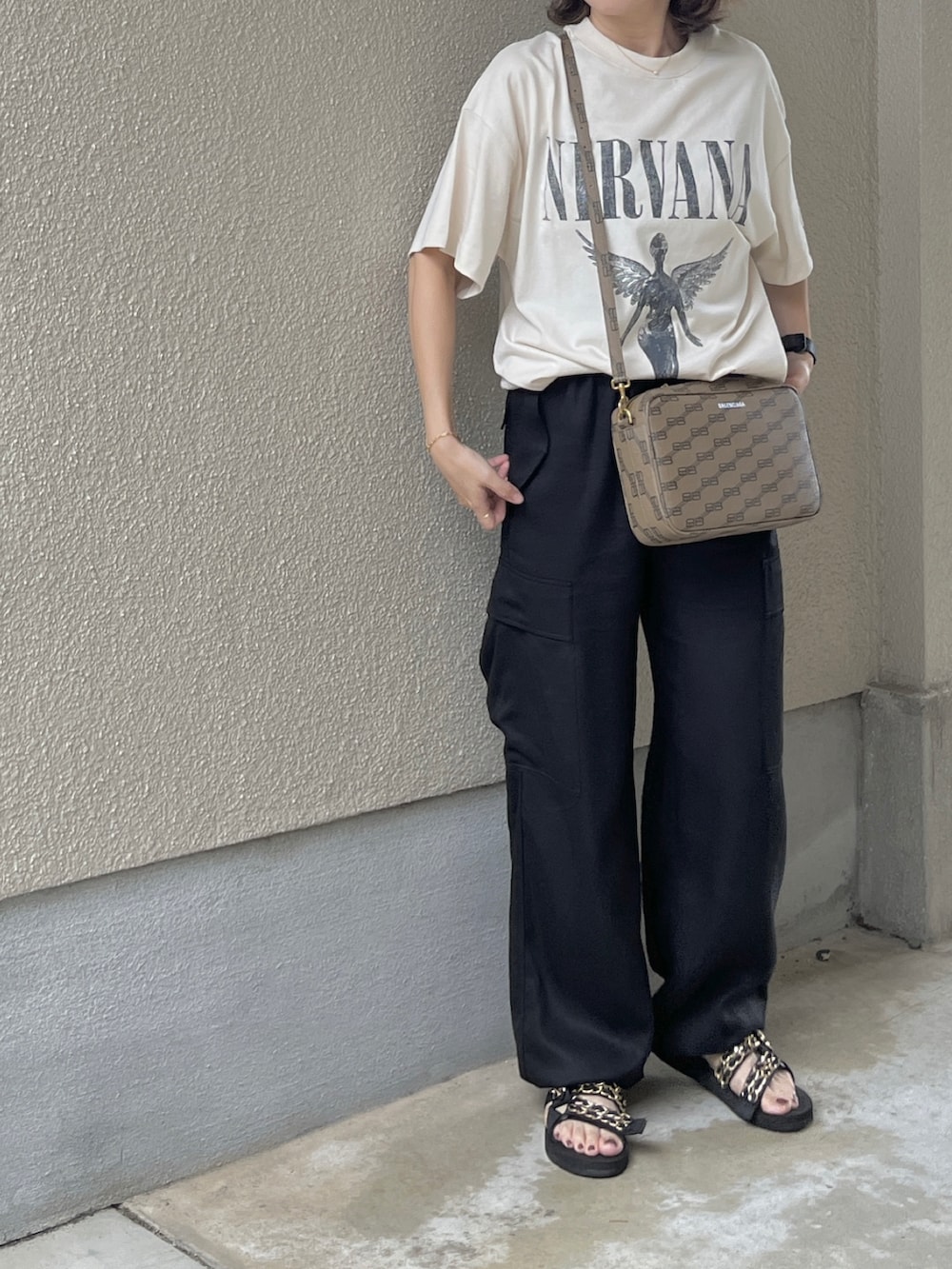 ホワイト系のTシャツ/カットソー、ブラック系のカーゴパンツ、ベージュ系のショルダーバッグを着用したレディースの秋コーディネートの2枚目の写真