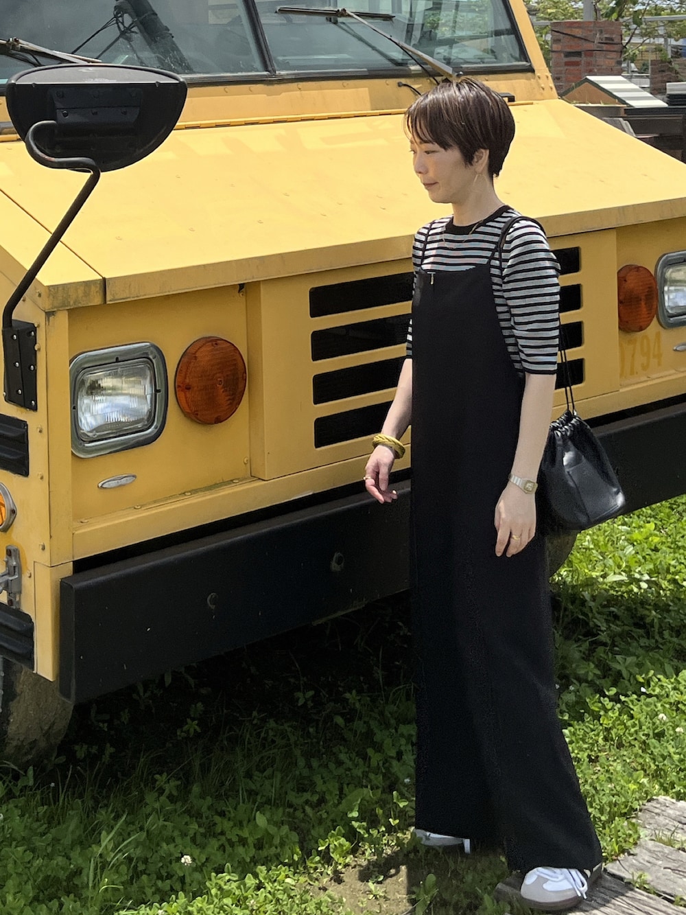 「モノトーン、サロペット、オールインワン、スニーカー、大人カジュアル、大人コーデ、シンプル、シンプルコーデ、ブラックコーデ、低身長、低身長コーデ、ショートヘア、アラフォー、アラフィフ、40代ファッション」｜「UNITED ARROWSのフロントジップ オールインワン（つなぎ/オールインワン、ブラック系）」を使った、jemilemoさん（レディース・153cm）の春コーディネートの3枚目の写真