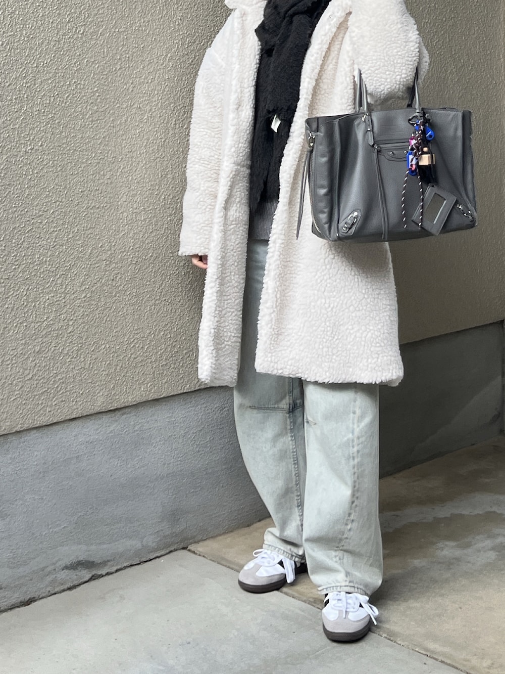 「冬コーデ、ボア、デニム、シンプル、シンプルコーデ、大人カジュアル、大人女子、モノトーン、着回しコーデ、GU、低身長、ショートヘア、40代ファッション、アラフォー、アラフィフ」｜「GUのアイテム（デニムパンツ、ブルー系）」を使った、jemilemoさん（レディース・153cm）の冬コーディネートの3枚目の写真