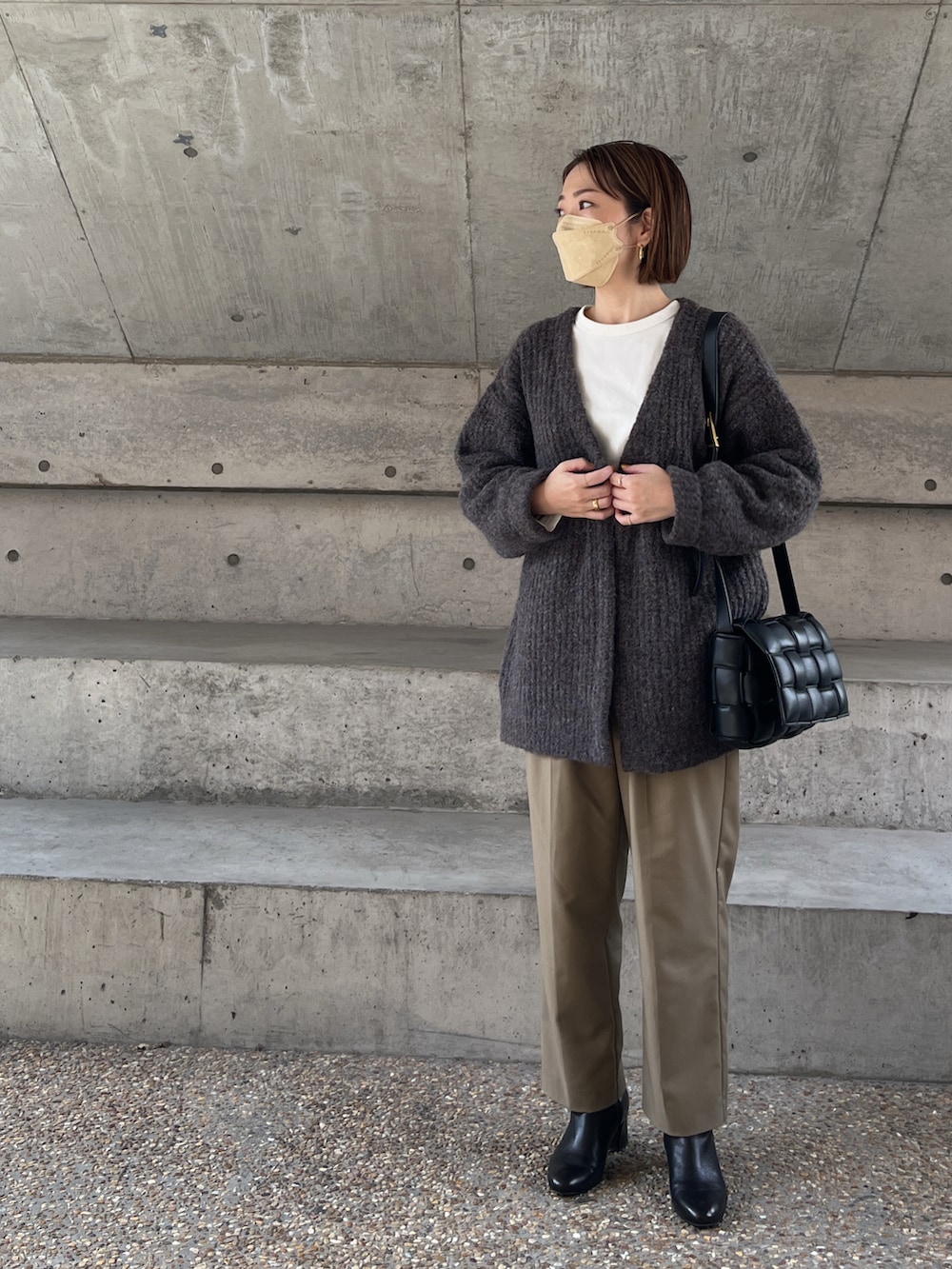 「秋コーデ、秋服、オトナ女子、オトナカジュアル、大人カジュアル、きれいめカジュアル、低身長、ニット、メランジ、カーディガン、パンツスタイル、ショートブーツ、アラフォー、アラフィフ、40代ファッション」｜「LOWRYS FARMのアイテム（カーディガン/ボレロ、グレー系）」を使った、jemilemoさん（レディース・153cm）の秋コーディネートの2枚目の写真
