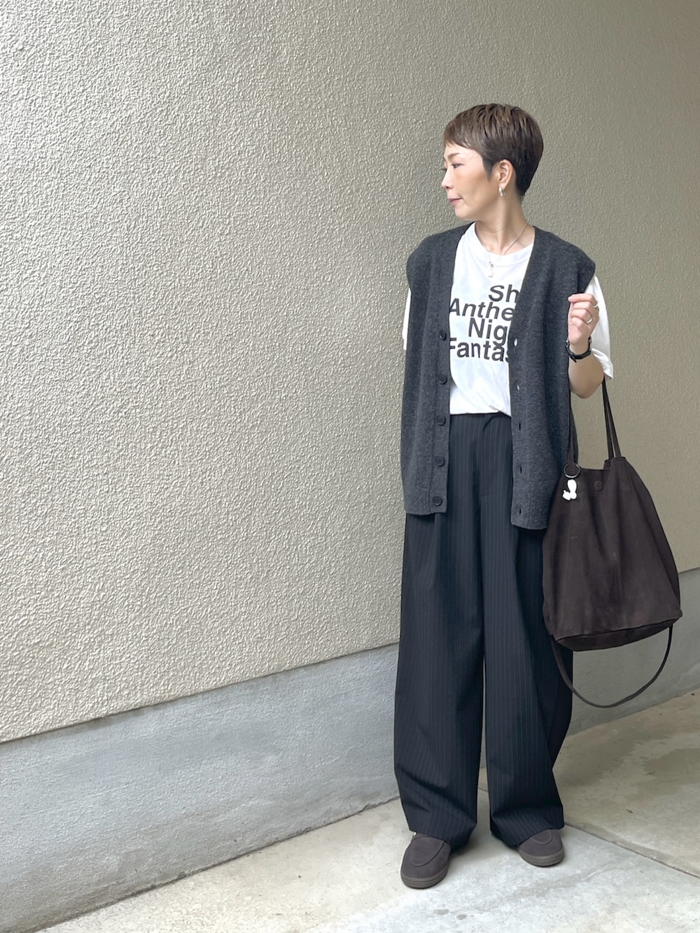 ブラウン系のスニーカー、その他のその他パンツ、ブラウン系のバッグを着用したレディースの秋コーディネートの4枚目の写真