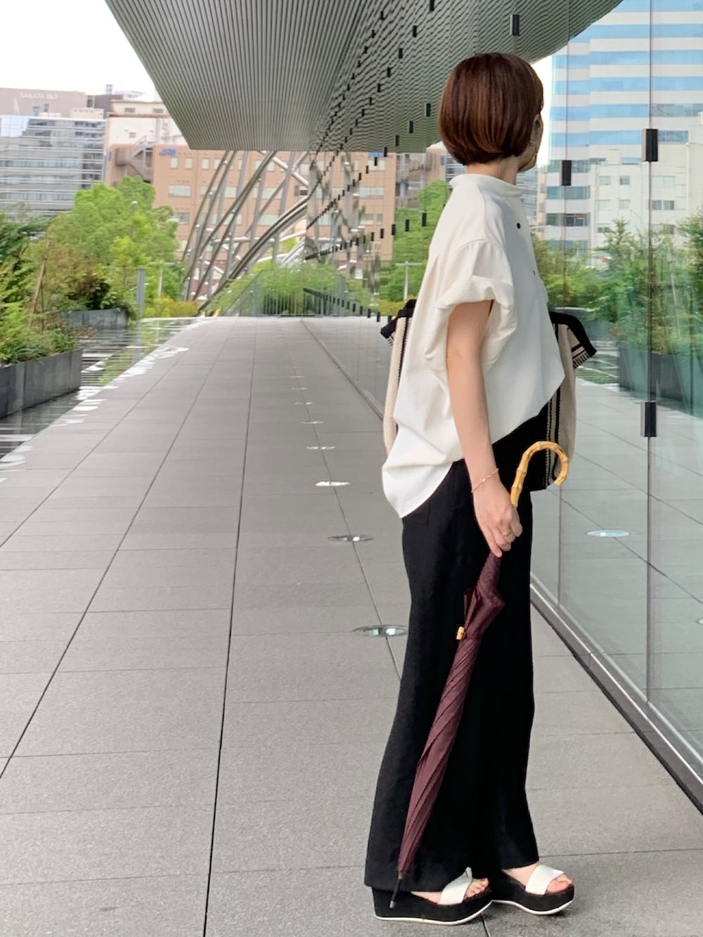 ホワイト系のシャツ/ブラウス、ブラック系のその他パンツ、ブラック系のトートバッグを着用したレディースの夏コーディネートの2枚目の写真