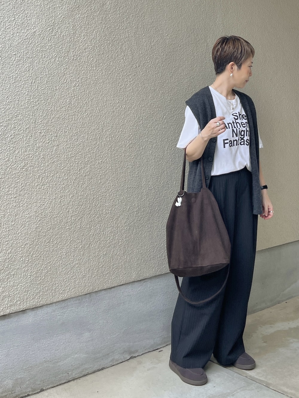 ブラウン系のスニーカー、その他のその他パンツ、ブラウン系のバッグを着用したレディースの秋コーディネートの3枚目の写真