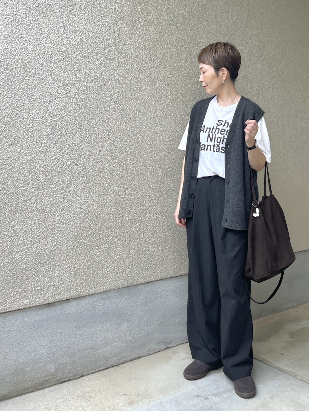 ブラウン系のスニーカー、その他のその他パンツ、ブラウン系のバッグを着用したレディースの秋コーディネートの5枚目の写真