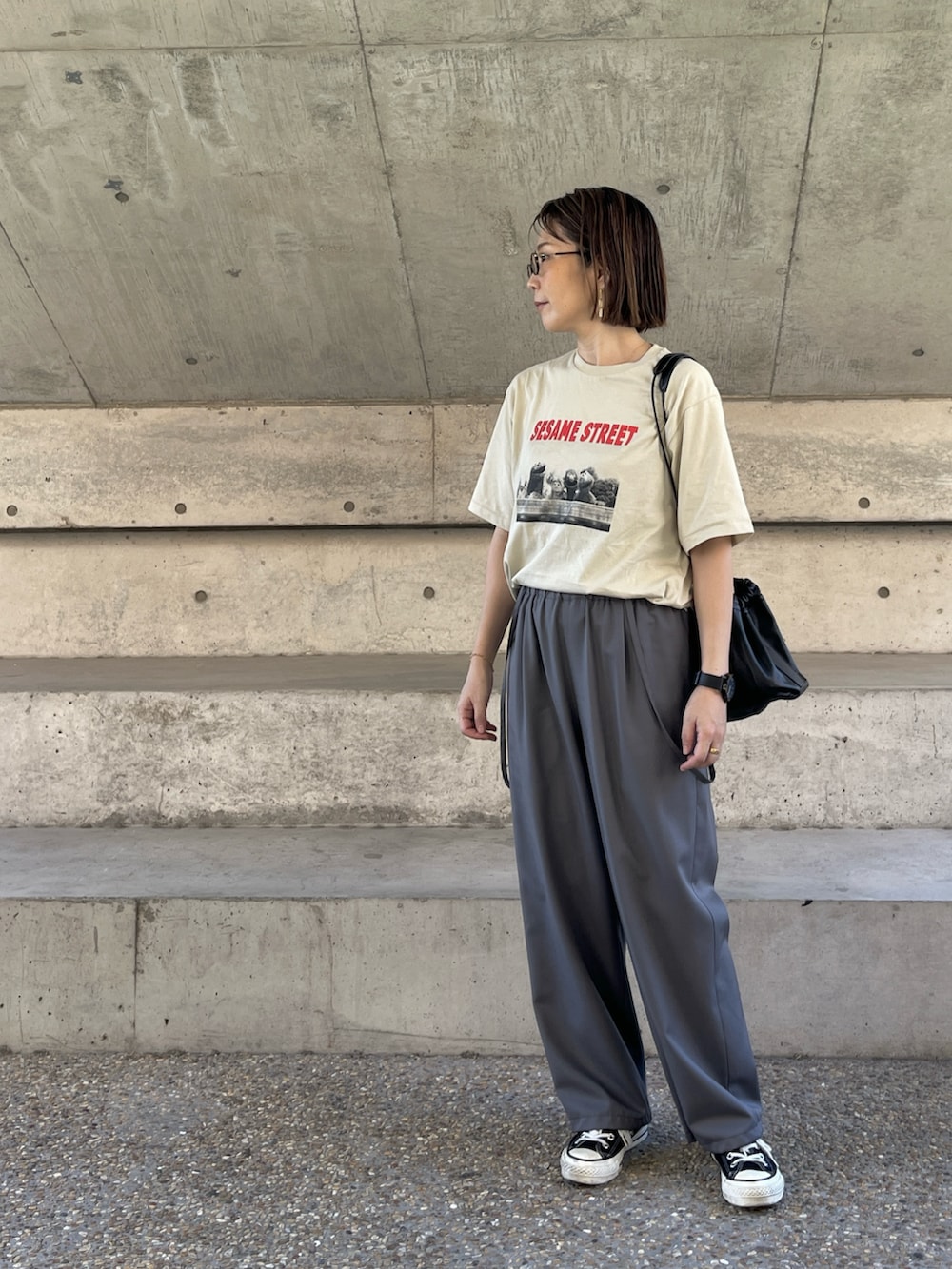 「秋っぽコーデ更新中、シンプルスタイル、シンプル、ラフ、大人カジュアル、オトナカジュアル、秋服、休日スタイル、パンツスタイル、メガネ女子、converse、低身長、アラフォー、アラフィフ、40代ファッション」｜「Mila Owenの【SESAME STREET】キャラクターフォトTシャツ（Tシャツ/カットソー、ベージュ系）」を使った、jemilemoさん（レディース・153cm）の秋コーディネートの2枚目の写真