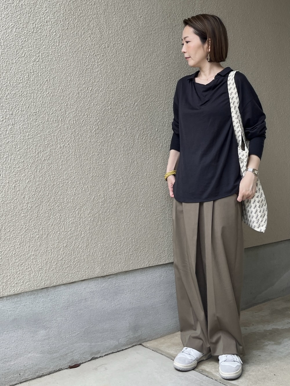 「シンプルコーデ、大人カジュアル、オトナ女子、大人コーデ、カジュアルコーデ、低身長コーデ、シンプル、低身長、メンズライク、スニーカー、スニーカーコーデ、トートバッグ、アラフォー、アラフィフ、40代ファッション」｜「GALERIE VIEのアイテム（トップス、ブルー系）」を使った、jemilemoさん（レディース・153cm）の春コーディネートの3枚目の写真