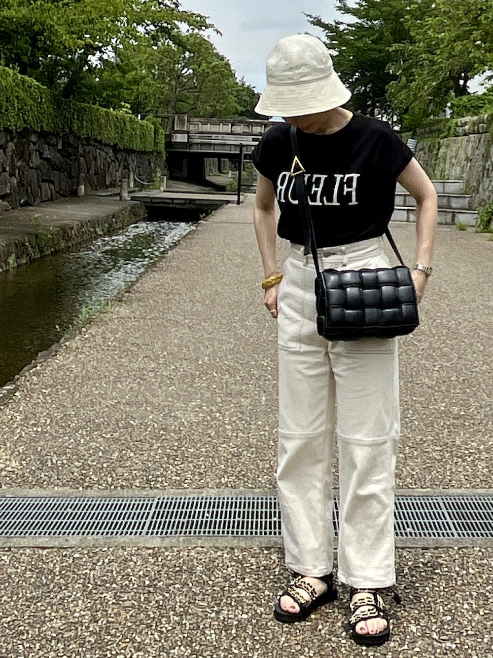 「夏コーデ、バケットハット、ロゴT、ホワイトデニム、大人カジュアル、オトナカジュアル、オトナ女子、シンプルコーデ、シンプル、低身長、低身長コーデ、アラフォー、アラフィフ」｜「GeeRAの2023 SS フレンチスリーブプリントロゴＴシャツ（Tシャツ/カットソー、ブラック系）」を使った、jemilemoさん（レディース・153cm）の夏コーディネートの2枚目の写真