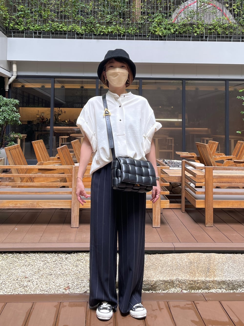 ホワイト系のシャツ/ブラウス、ブルー系のその他パンツ、ブラック系のクラッチバッグを着用したレディースの秋コーディネートの2枚目の写真