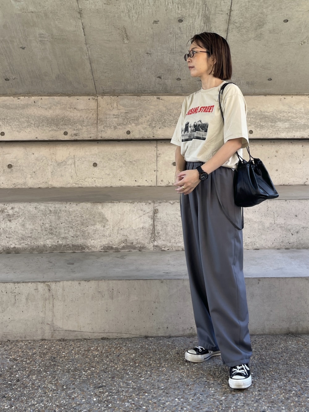 「秋っぽコーデ更新中、シンプルスタイル、シンプル、ラフ、大人カジュアル、オトナカジュアル、秋服、休日スタイル、パンツスタイル、メガネ女子、converse、低身長、アラフォー、アラフィフ、40代ファッション」｜「Mila Owenの【SESAME STREET】キャラクターフォトTシャツ（Tシャツ/カットソー、ベージュ系）」を使った、jemilemoさん（レディース・153cm）の秋コーディネートの3枚目の写真