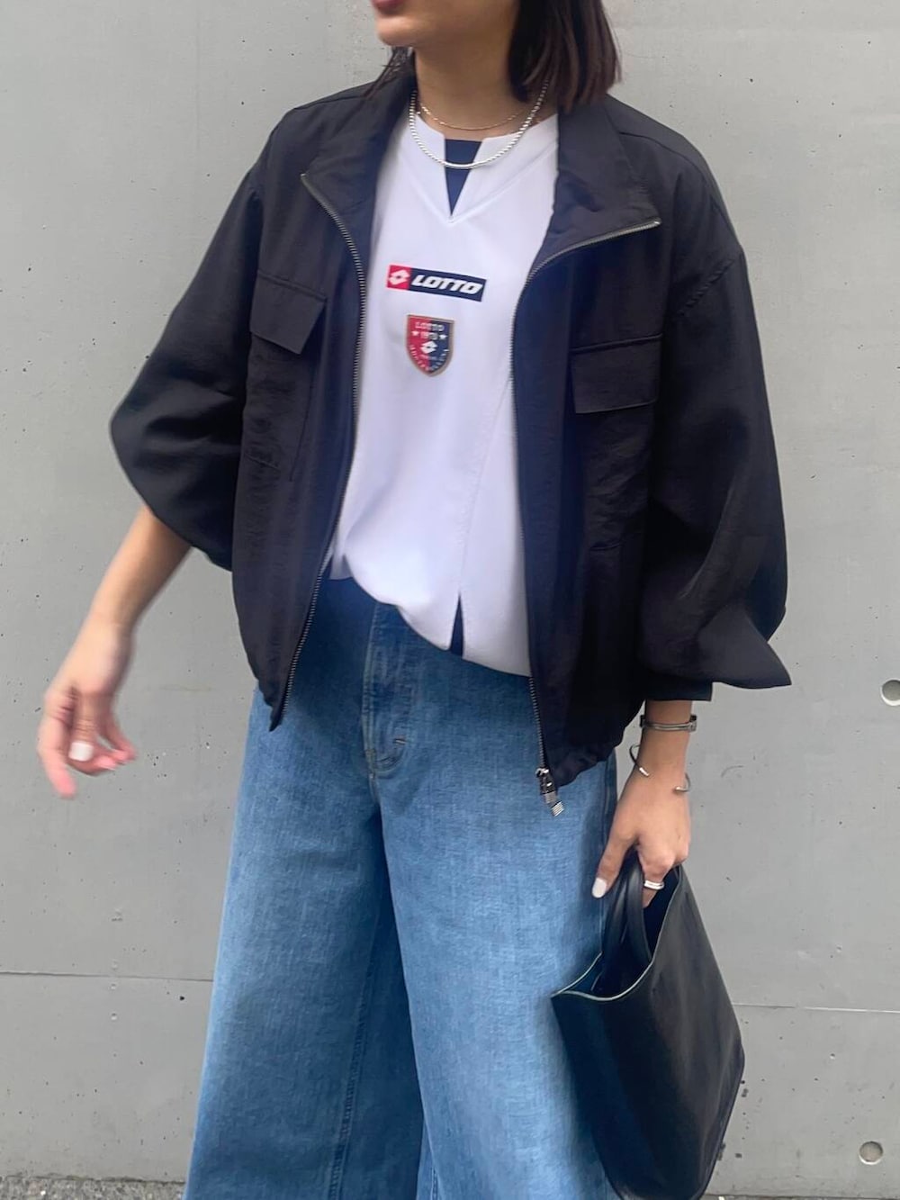「lee、デニム、別注、URBANRESEARCH、デニムパンツ、newarrival、体型カバー、骨格ストレート、sip2412、春のジャケットスタイル、lootto」｜「PIENIのPIENI　TOTE S（トートバッグ、ブラック系）」を使った、chihoさん（レディース・163cm）の春コーディネートの2枚目の写真