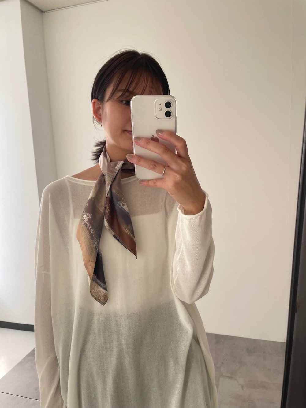 「URBANRESEARCH、スカーフ、春服、newarrival、柄、小物、アレンジ、骨格ストレート、sip2412」｜「URBAN RESEARCHのカラーブロックペイントスカーフ（バンダナ/スカーフ、オレンジ系）」を使った、chihoさん（レディース・163cm）の冬コーディネートの3枚目の写真
