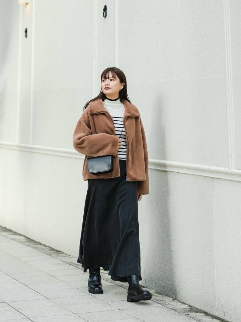 ホワイト系のニット/セーター、イエロー系のその他アウター、グレー系のスカートを着用したレディースの秋コーディネートの2枚目の写真