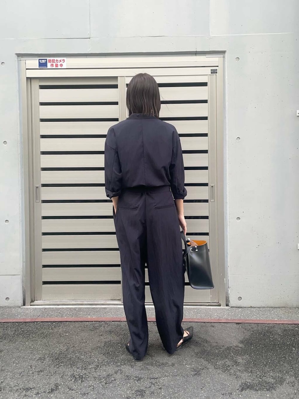 「オールインワン、URBANRESEARCH、newarrival、ジャンプスーツ、骨格ストレート、sip2412」｜「URBAN RESEARCHのポインテッドバックストラップシューズ（パンプス、ブラック系）」を使った、ちほさん（レディース・163cm）の春コーディネートの3枚目の写真