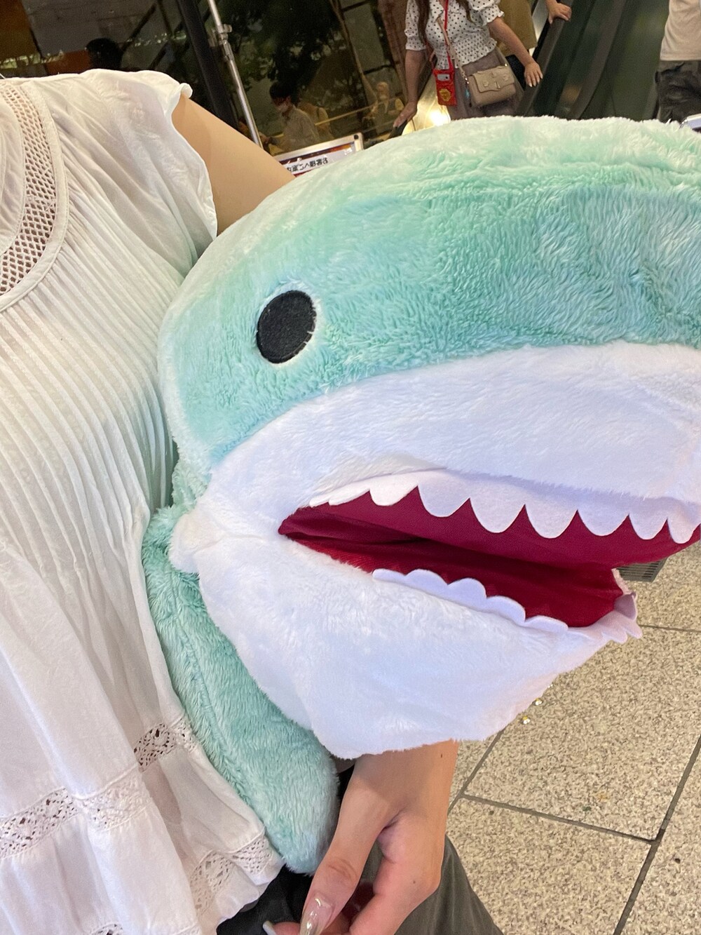 ホワイト系のスニーカー、ホワイト系のシャツ/ブラウス、ホワイト系のソックス/靴下を着用したレディースの秋コーディネートの2枚目の写真