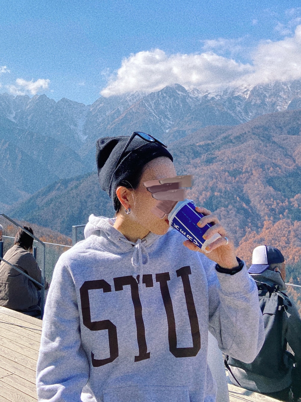 その他のその他トップス、ブラック系のスラックス、ホワイト系のスニーカーを着用したレディースの冬コーディネートの2枚目の写真