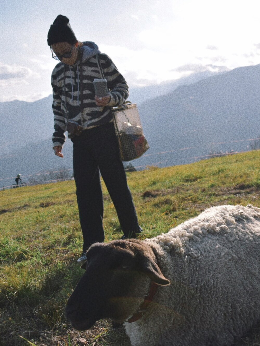 その他のその他トップス、ブラック系のスラックス、ホワイト系のスニーカーを着用したレディースの冬コーディネートの3枚目の写真